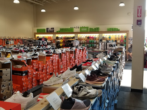 Shoe Store «DSW Designer Shoe Warehouse», reviews and photos, 4039 Richmond Rd, Warrensville Heights, OH 44122, USA