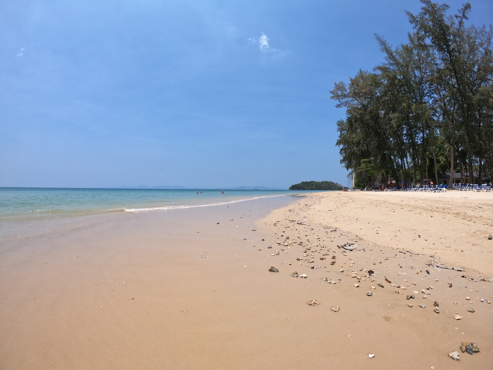 Foto von Klong Muang Beach mit lange, gerade küste