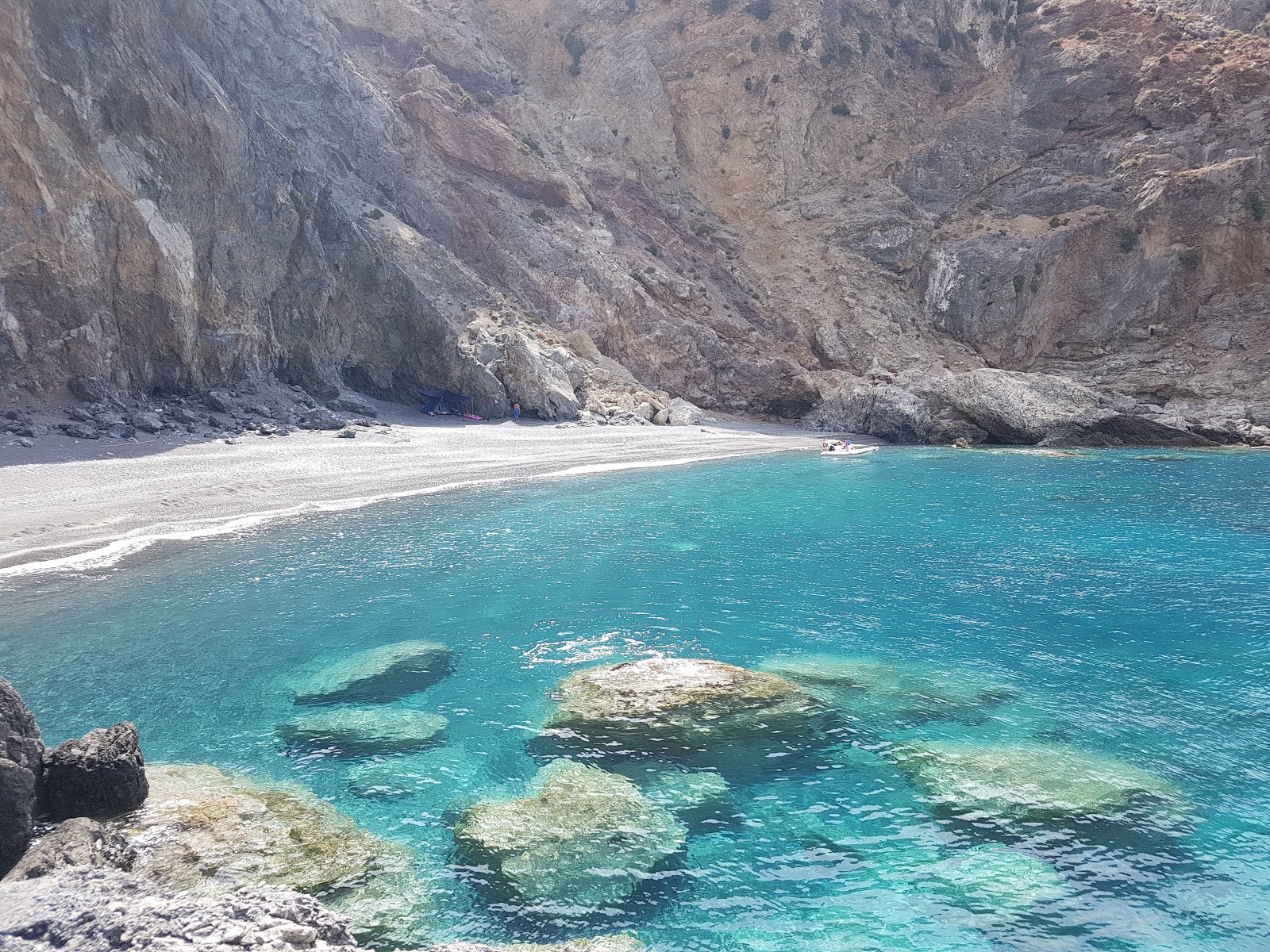 Foto av Sfakidia beach med grå fin sten yta