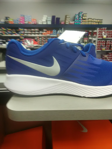 Shopping Mall «Southland Terrace Shopping Center», reviews and photos, 3971 7th Street Rd, Louisville, KY 40216, USA