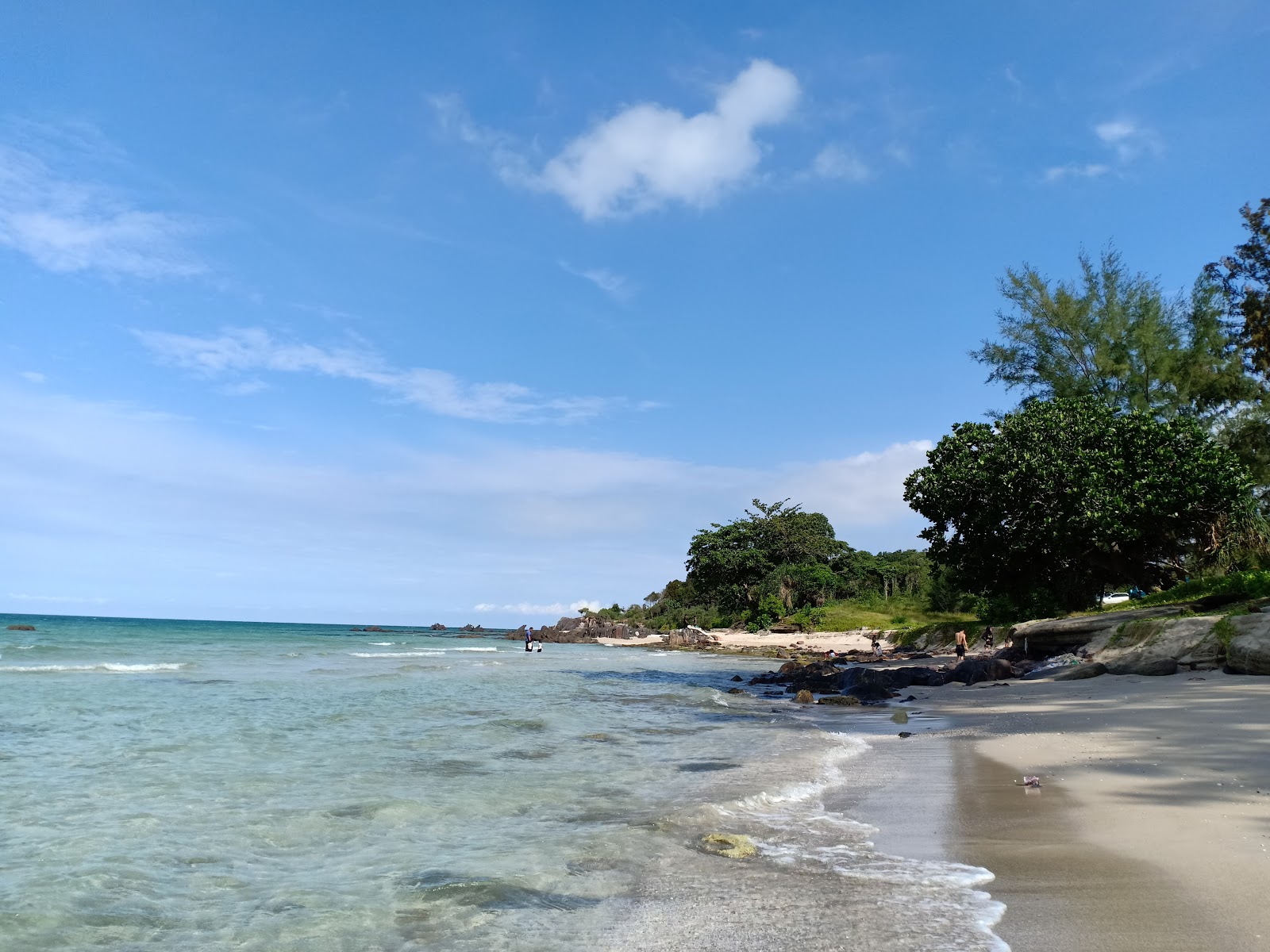 Foto di Tanjung Buluh Beach con una superficie del sabbia beige