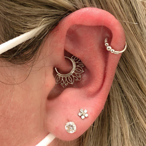 Ear piercing service Québec