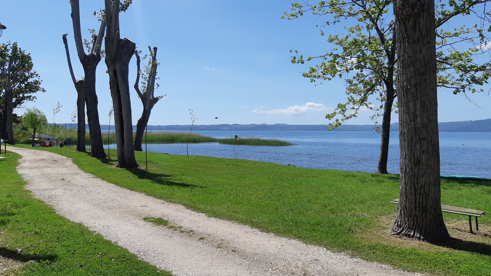 Foto di Spiaggia Parco Del Lago area parzialmente alberghiera