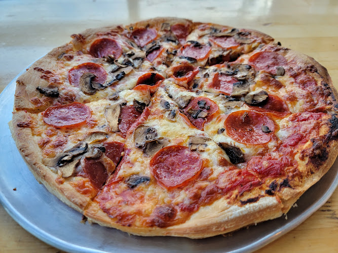 Best Thin Crust pizza place in Sedona - Famous Pizza & Beer - West Sedona