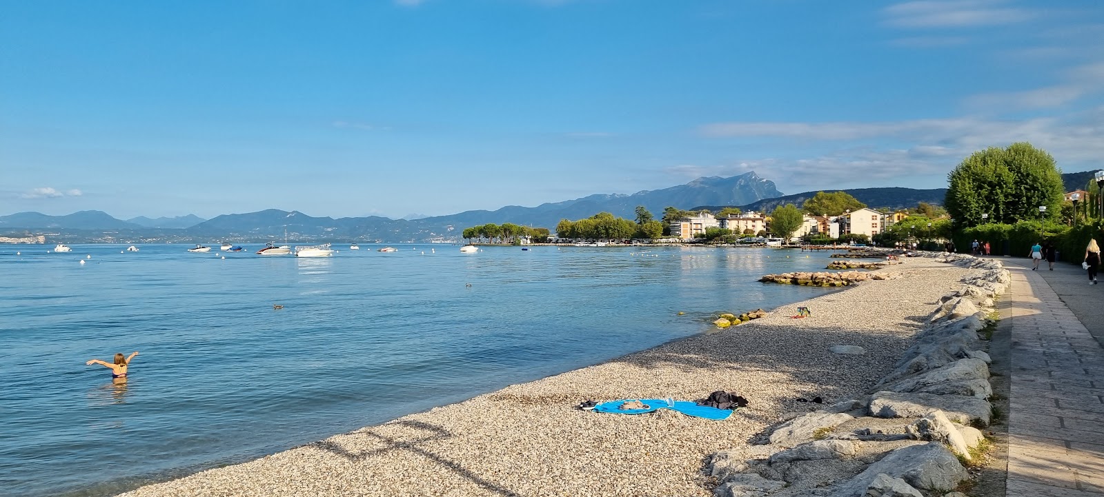 Foto van Spiaggia Lido di Cisano met grijze kiezel oppervlakte