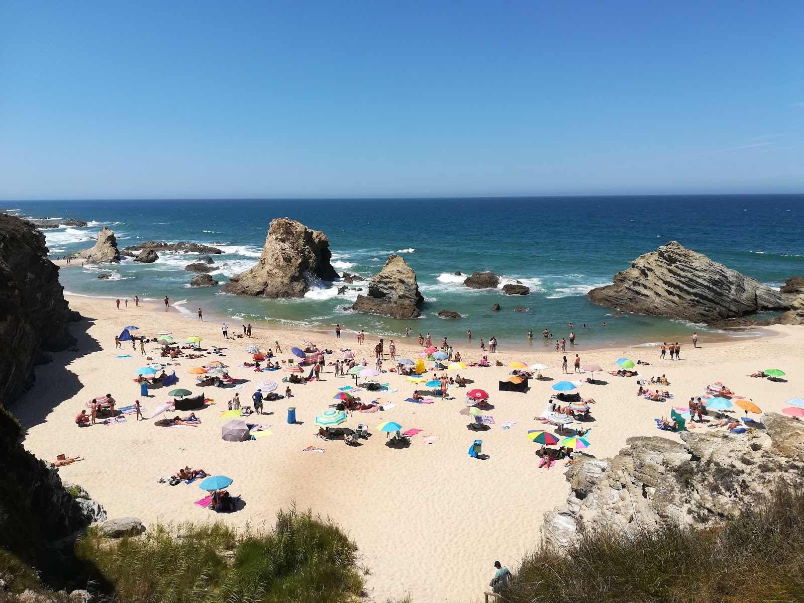 Foto von Praia da Samoqueira mit mittlere buchten