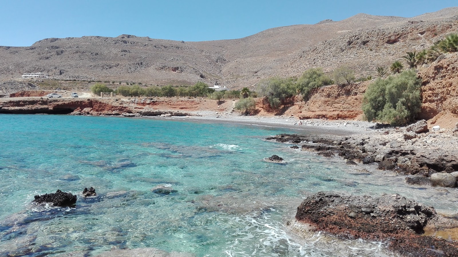 Photo de Ligia Lakos beach entouré de montagnes