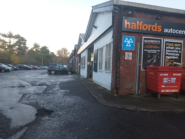 Halfords McConechys East Kilbride Glasgow Autocentre - Tire shop