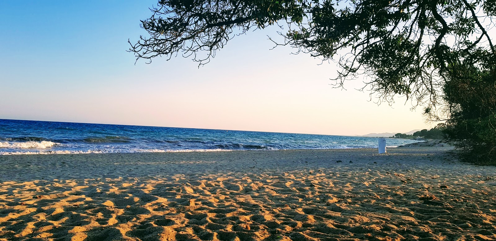 Photo de Platja el paradis avec baie spacieuse