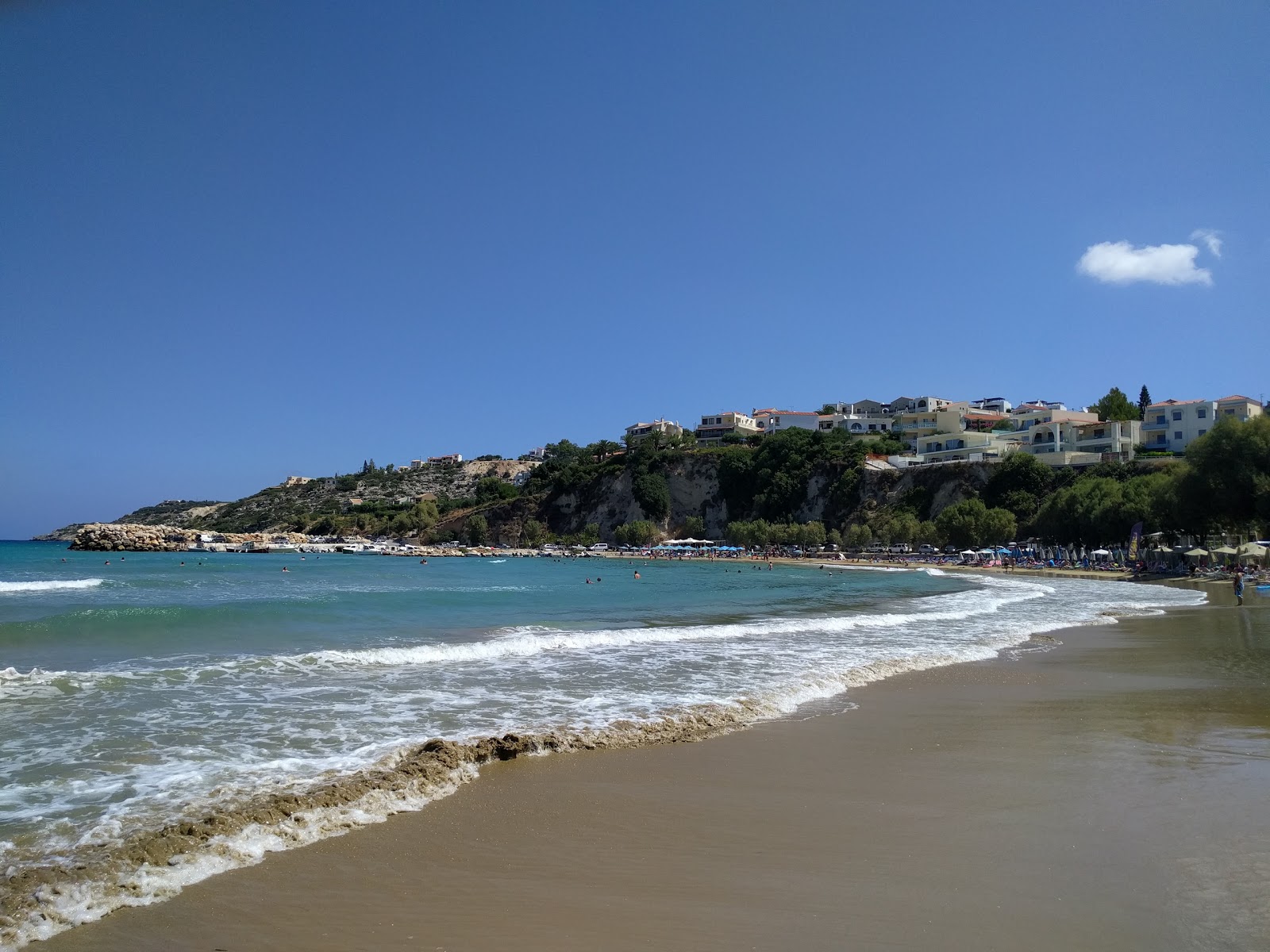 Foto av Almirida beach och bosättningen
