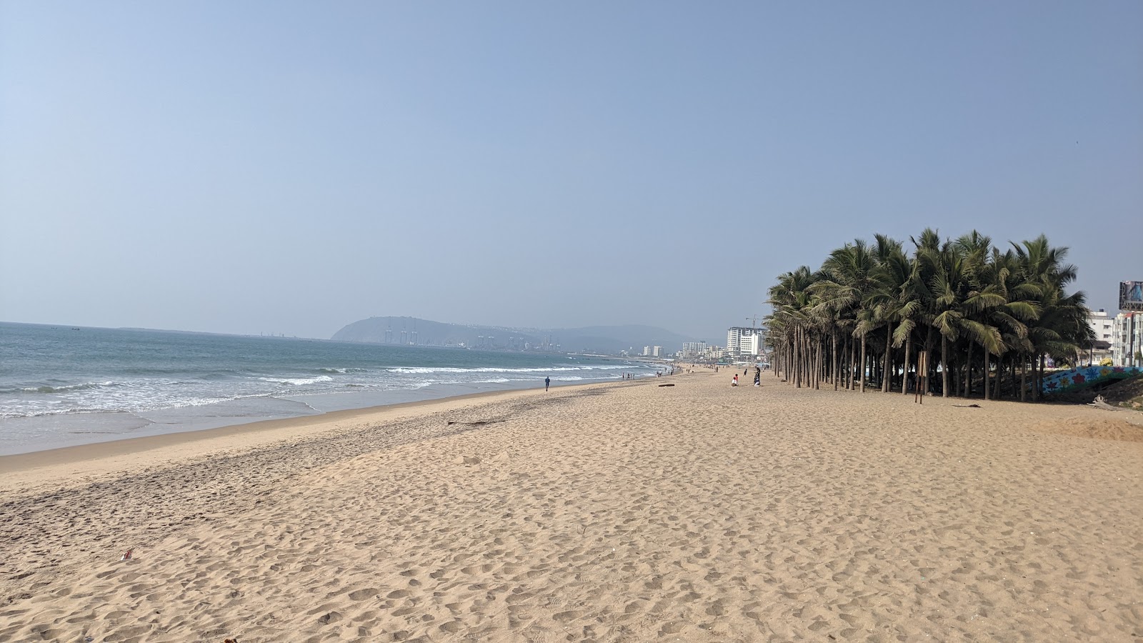 Ramakrishna Beach的照片 带有明亮的沙子表面