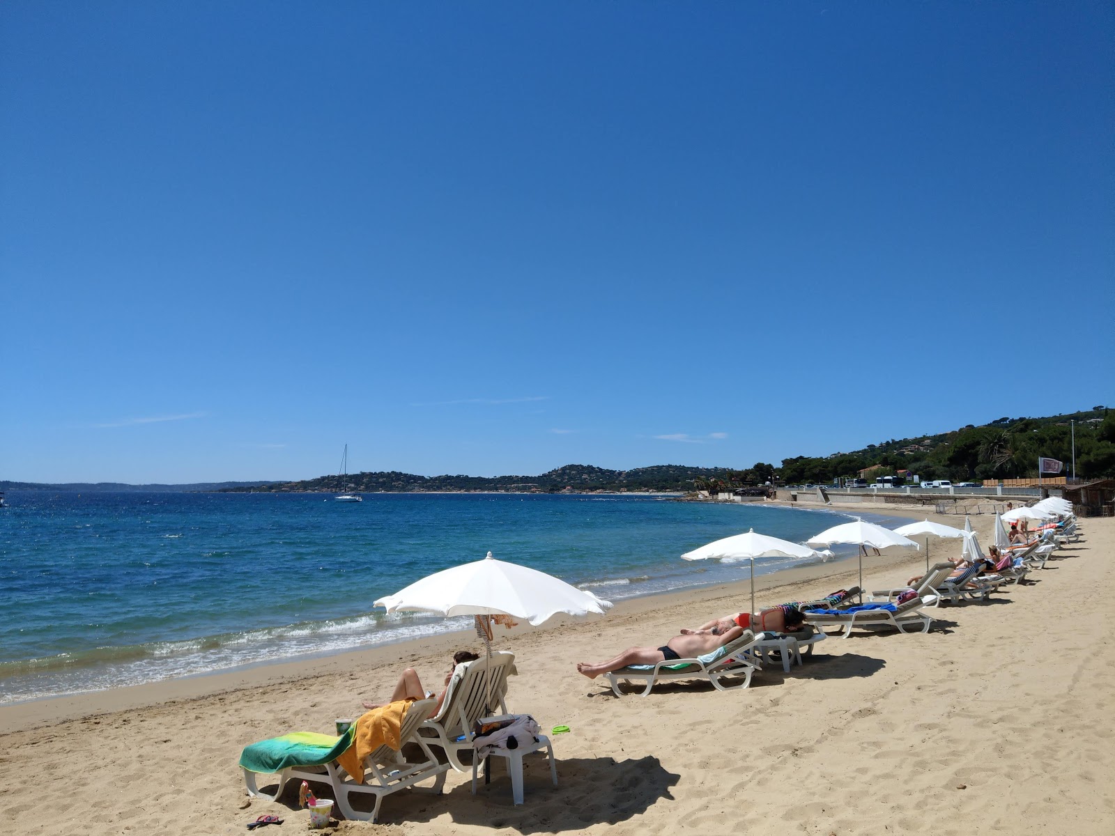 Foto von Garonnette Strand mit beiger sand Oberfläche