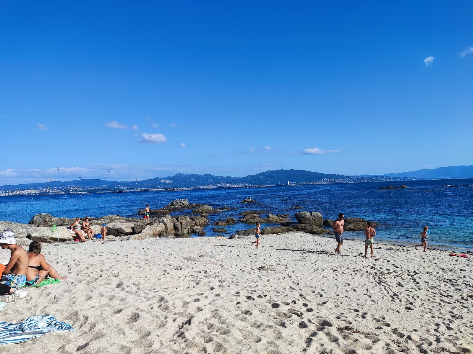 Praia dos Castros'in fotoğrafı düz bir kıyı şeridi ile birlikte
