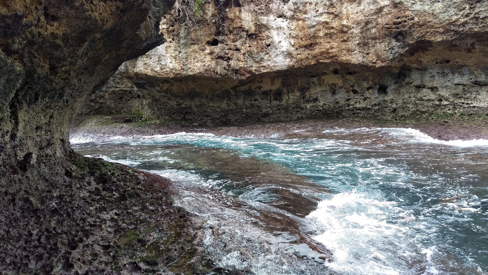 Photo de Lumangan Beach avec l'eau cristalline de surface