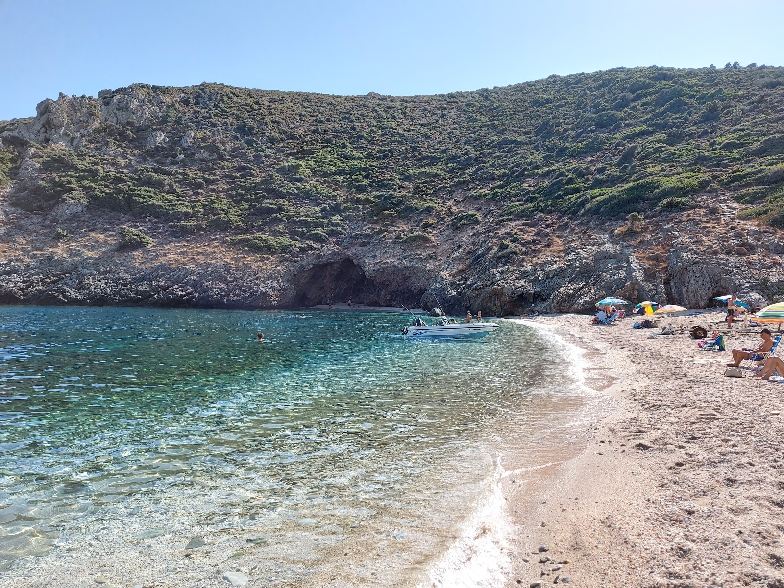Photo de Armirichi beach avec petite baie