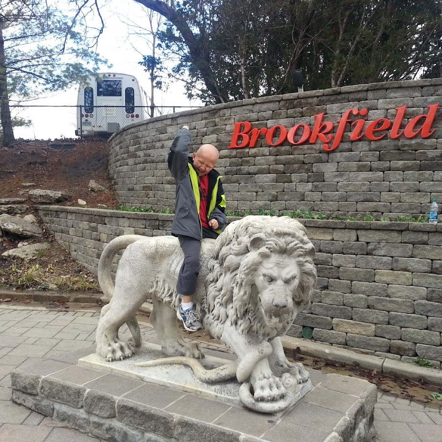 Brookfield Zoo Welcome Sign and Statue