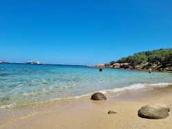 Spiaggia Barca Bruciata'in fotoğrafı düz bir kıyı şeridi ile birlikte