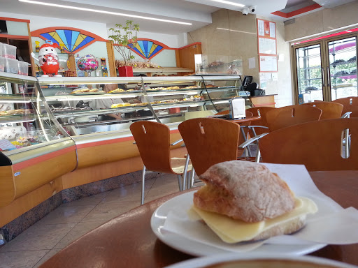 Padaria Pastelaria Divinu's no Serzedo, Porto