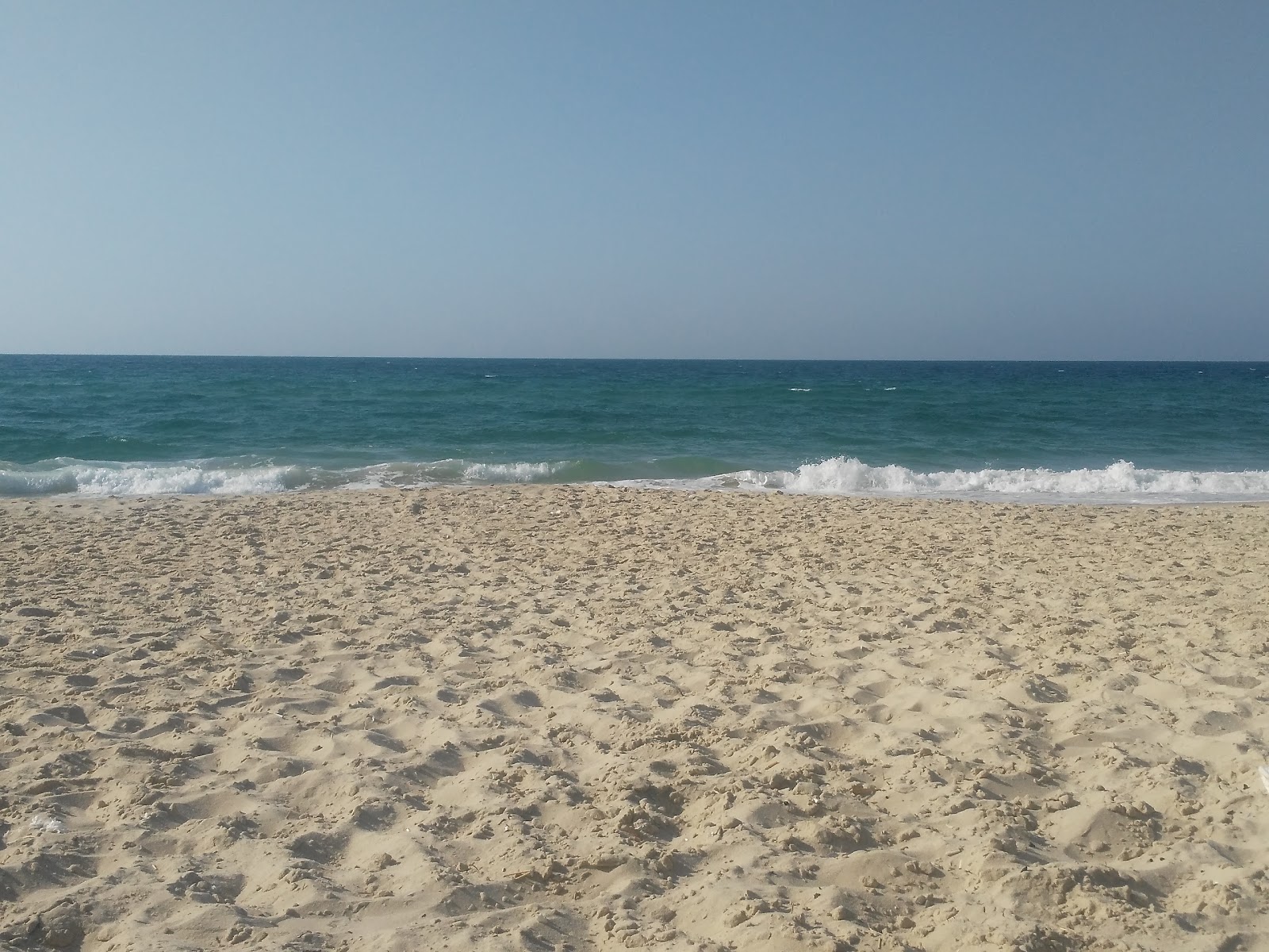 Foto de Al-Arish Beach - lugar popular entre os apreciadores de relaxamento