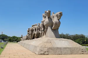 Monumento às Bandeiras image