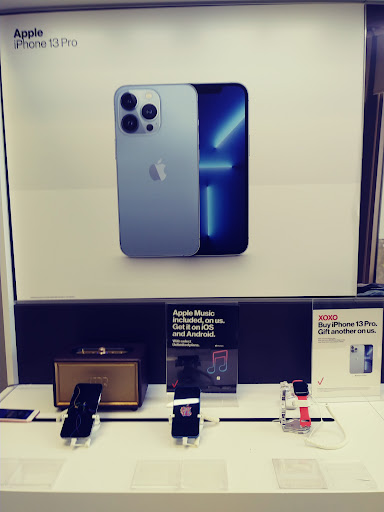 Cell Phone Store «Russell Cellular, Verizon Authorized Retailer», reviews and photos, 3848 Sun City Center Blvd #106, Sun City Center, FL 33573, USA