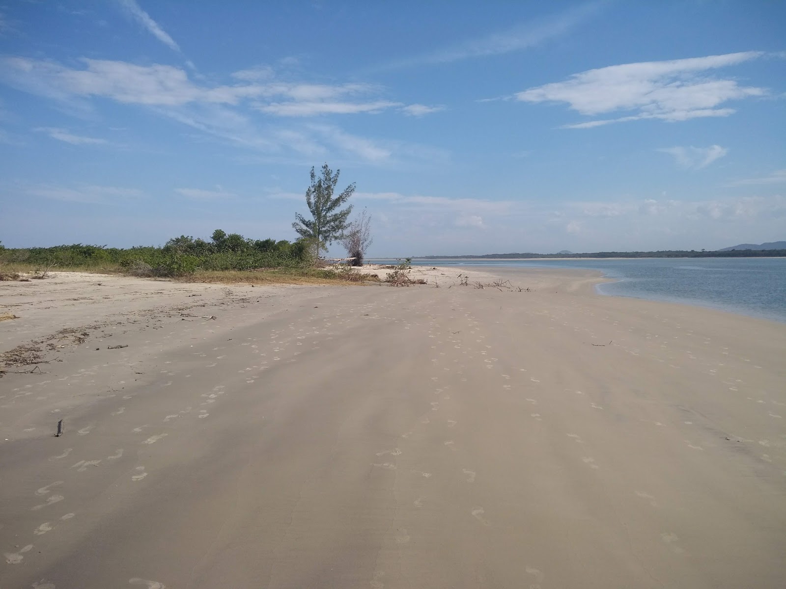 Fotografija Plaža Pontal da Ilha z turkizna čista voda površino