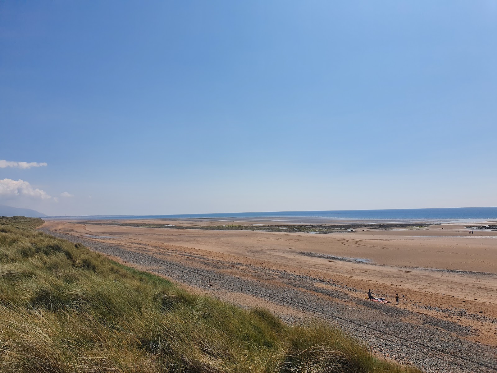 Foto van Drigg Sand Dunes & Beach met zand met kiezelstenen oppervlakte