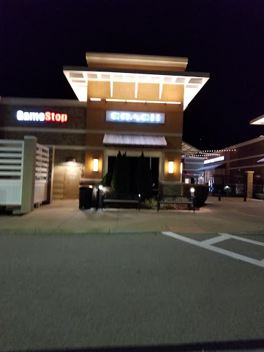 Shopping Mall «Taubman Prestige Outlets», reviews and photos, 17057 N Outer 40 Rd, Chesterfield, MO 63005, USA
