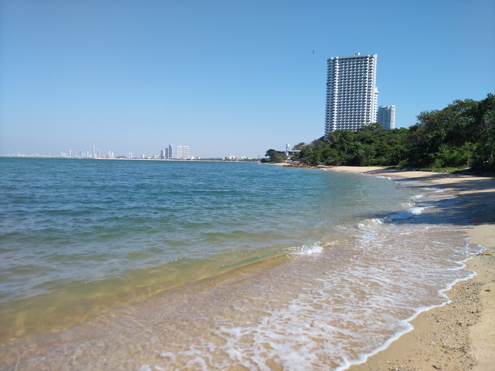 Photo de Pattaya Paradise Beach avec sable clair avec caillou de surface