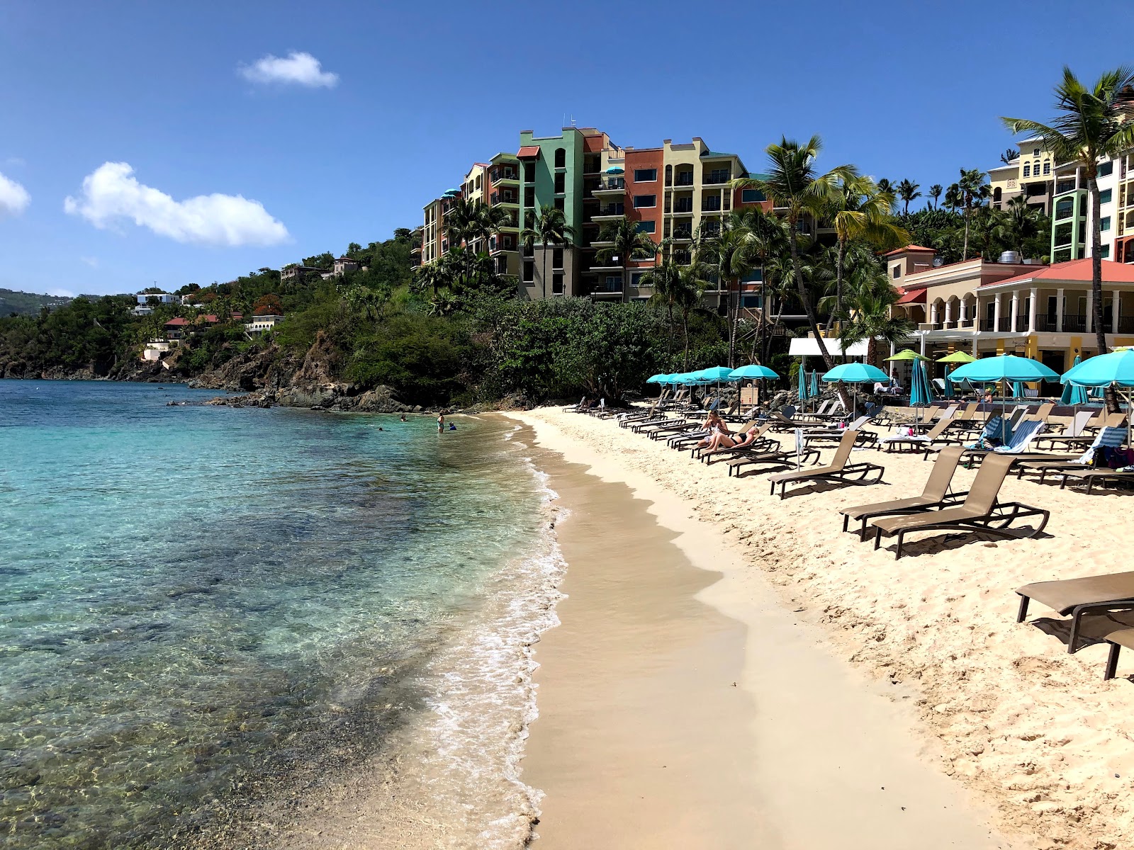 Foto di Pacquereau Bay beach e l'insediamento