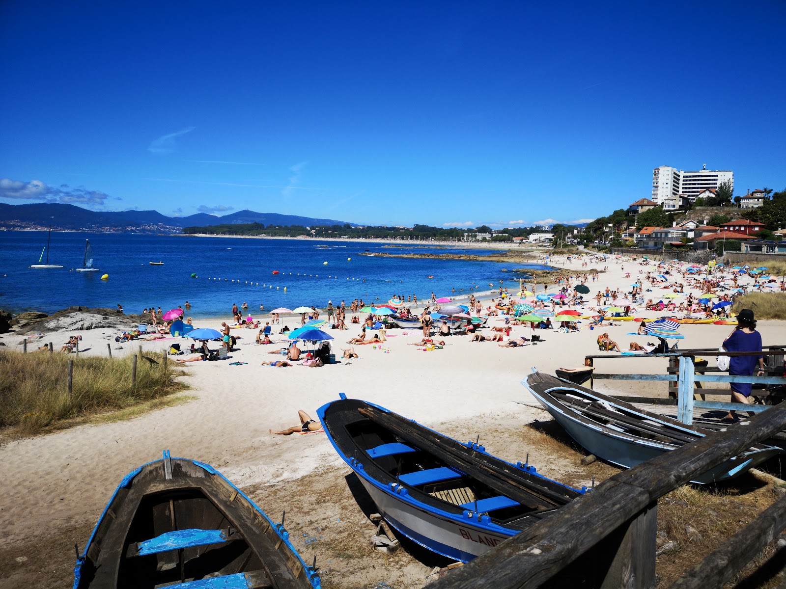 Praia da Fontaina的照片 带有碧绿色纯水表面