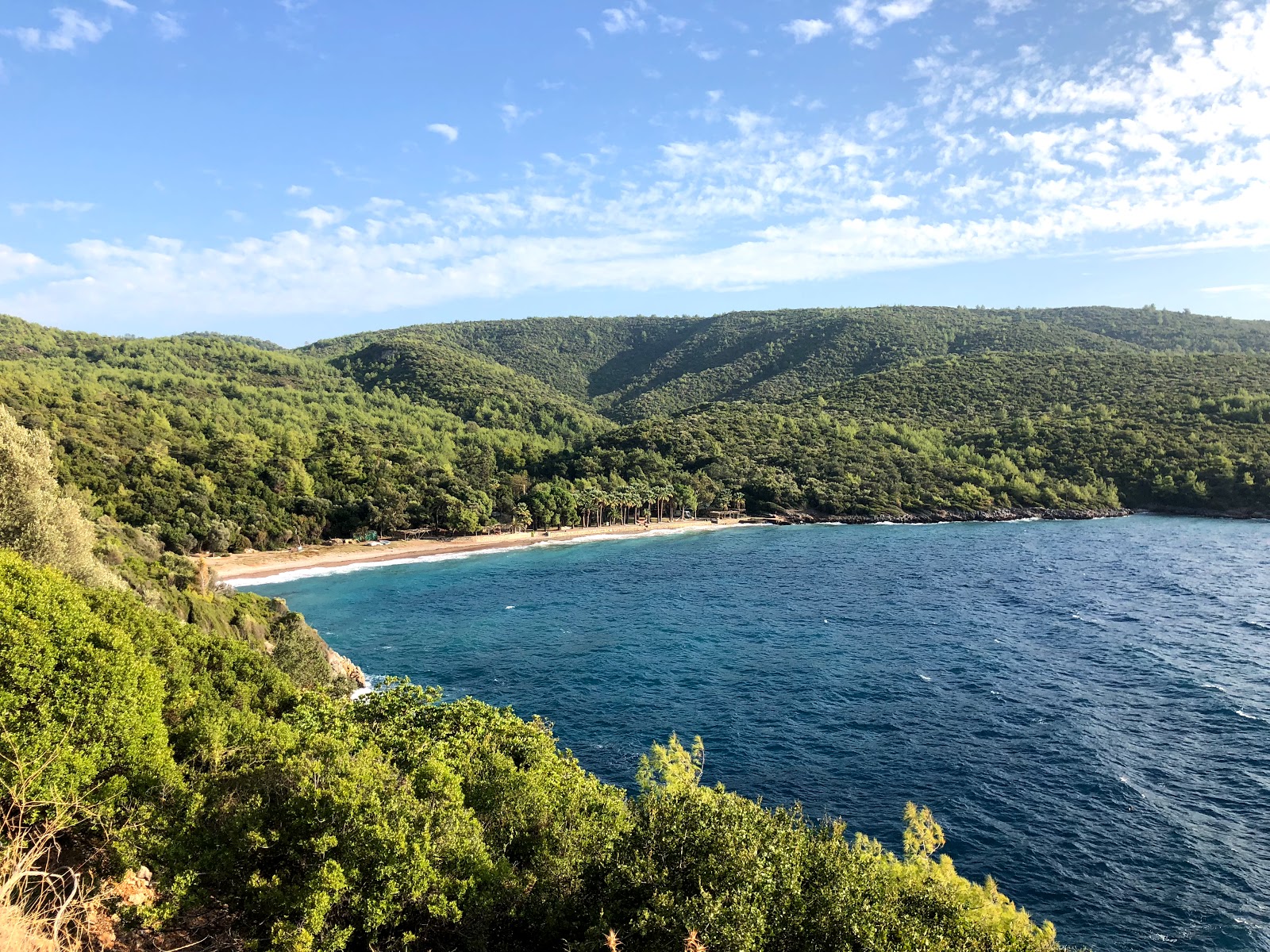 Fotografie cu Bonjuk Bay beach cu o suprafață de nisip negru și pietricel