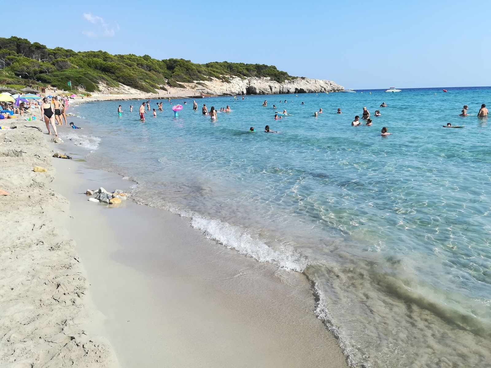 Foto von Platja de San Tomas II mit feiner beiger sand Oberfläche