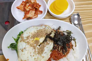 김밥속에단무지 image