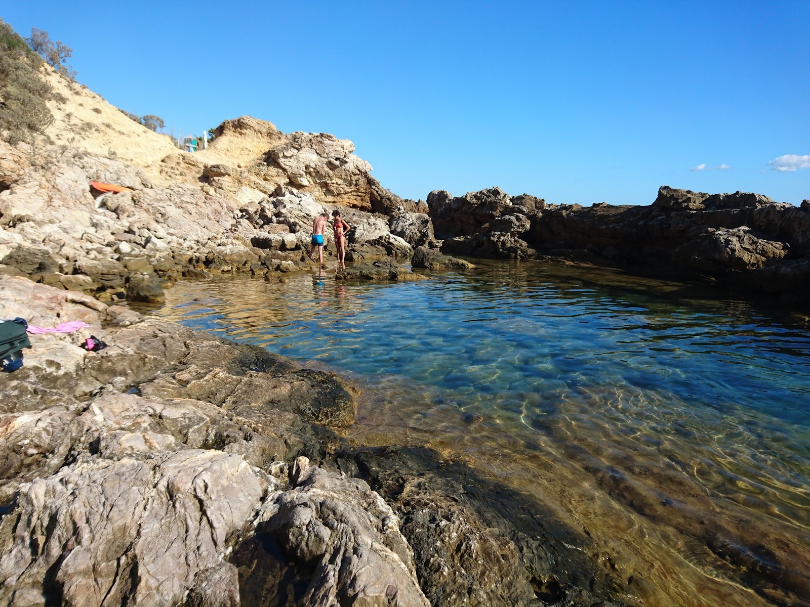 Foto av Mar Morto beach omgiven av klippor