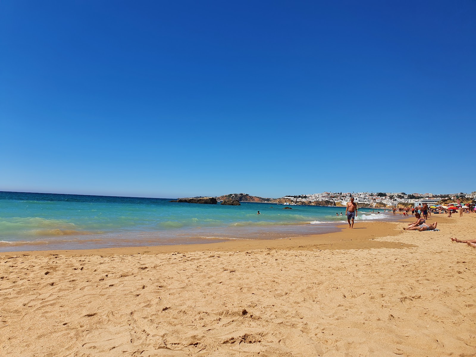 Foto di Praia dos Alemaes con una superficie del sabbia fine marrone