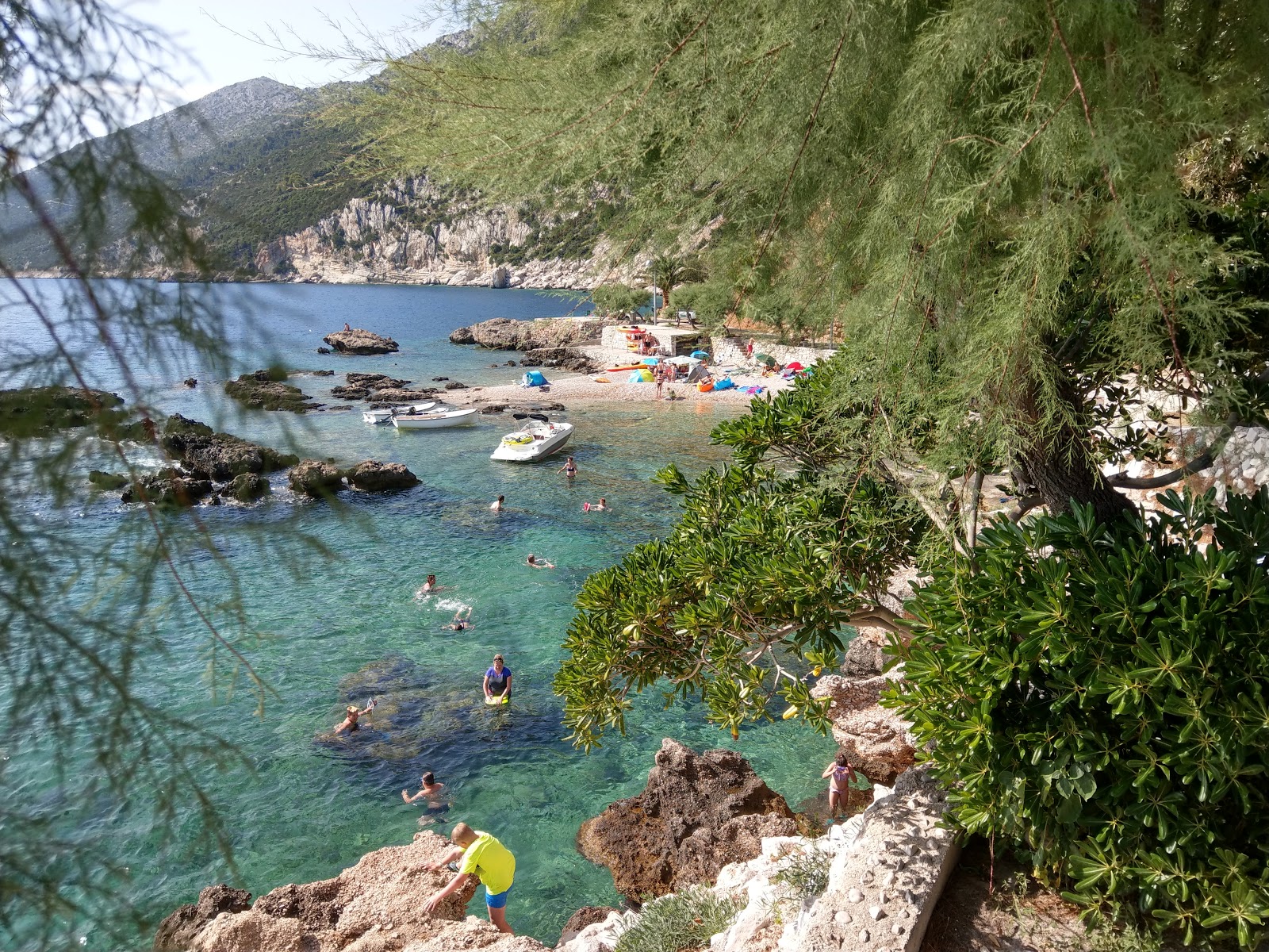 Borak II beach的照片 带有蓝色纯水表面