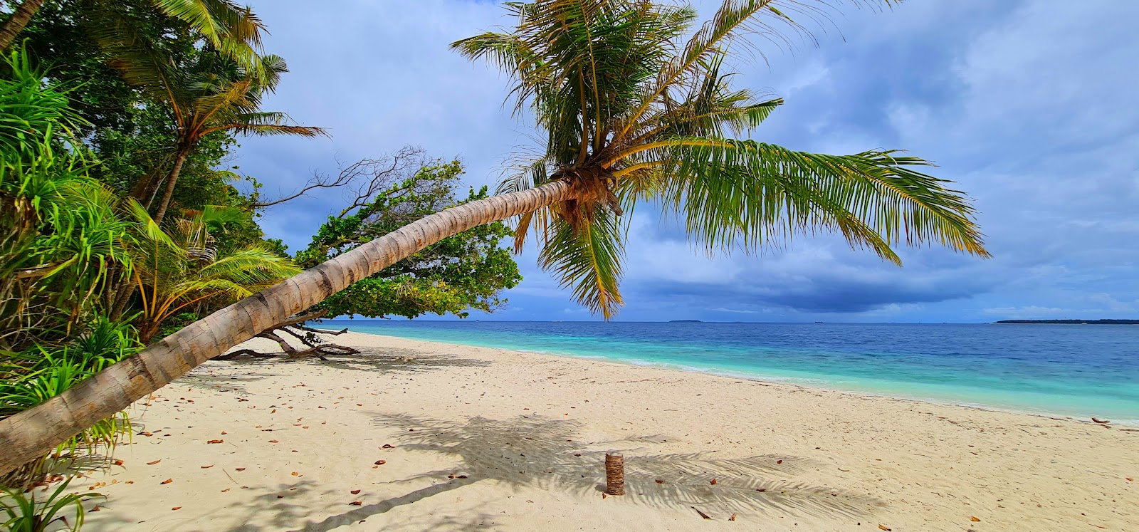 Dharavandhoo Beach的照片 带有白沙表面