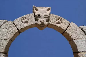 Castillo del lobo artesania y shiatsu image