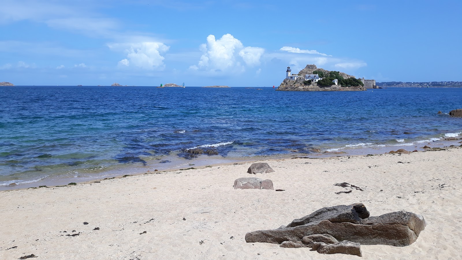 Valokuva Plage de Tahitiista. pinnalla sininen puhdas vesi:n kanssa