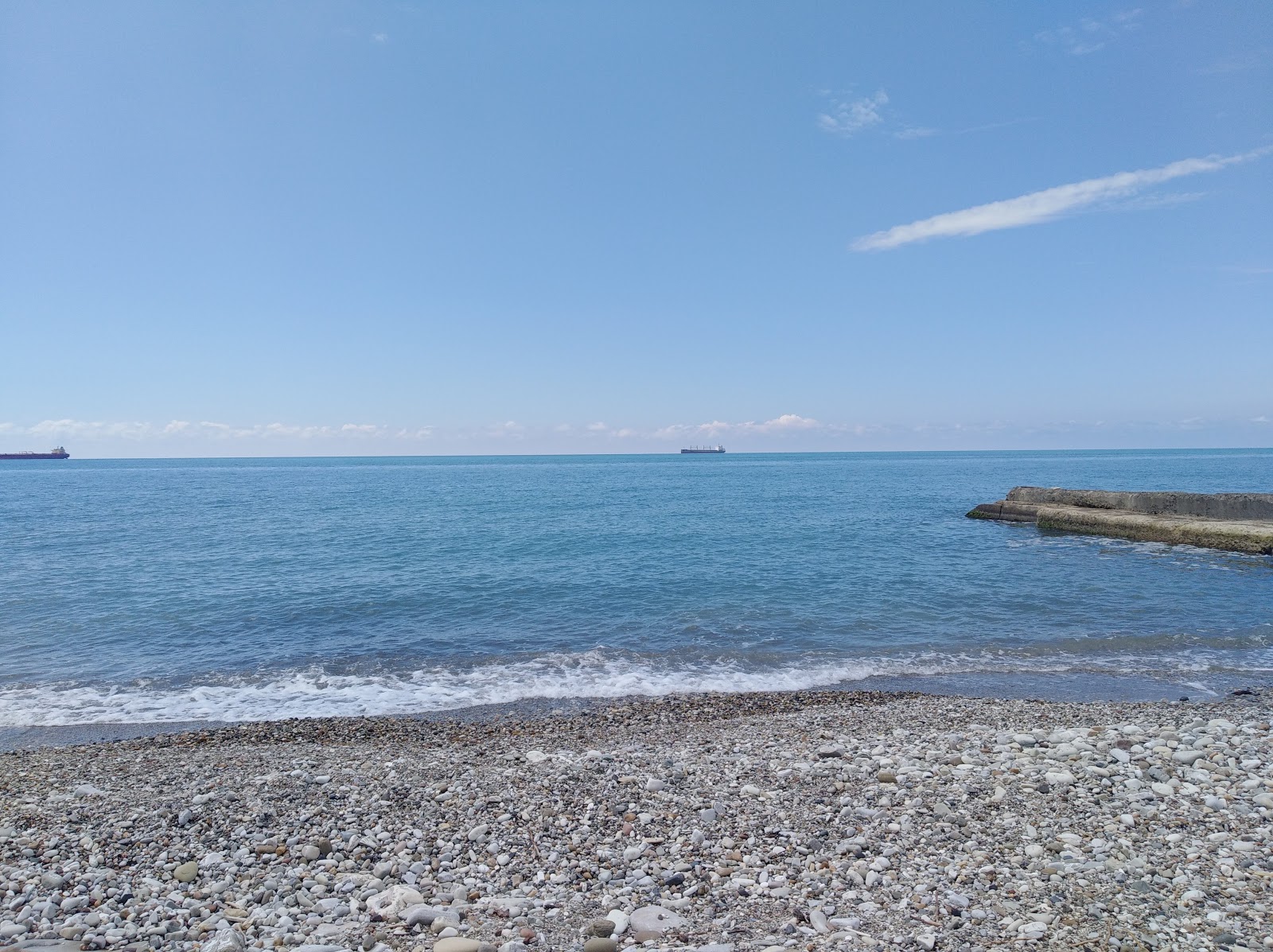 Φωτογραφία του Dederkoy beach και η εγκατάσταση