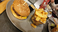 Hamburger du Restaurant 𝐋𝐚 𝐓𝐚𝐯𝐞𝐫𝐧𝐞 𝐌𝐞𝐭𝐳 𝑇𝑎𝑏𝑙𝑒 𝑑𝑒 𝐶𝑎𝑟𝑎𝑐𝑡è𝑟𝑒 à Metz - n°14