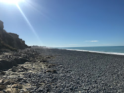 Foto von Occult Beach umgeben von Bergen