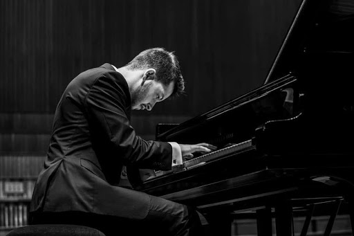 Michał Oleszak - lekcje gry na pianinie