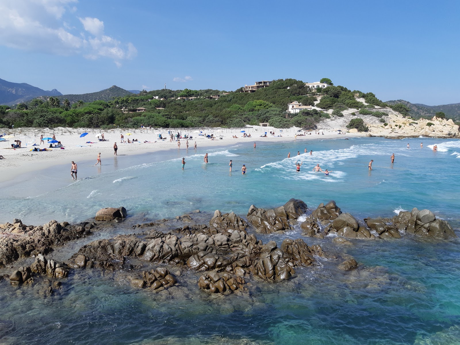 Foto von Porto Giunco (Timi Ama) Strand mit weißer sand Oberfläche