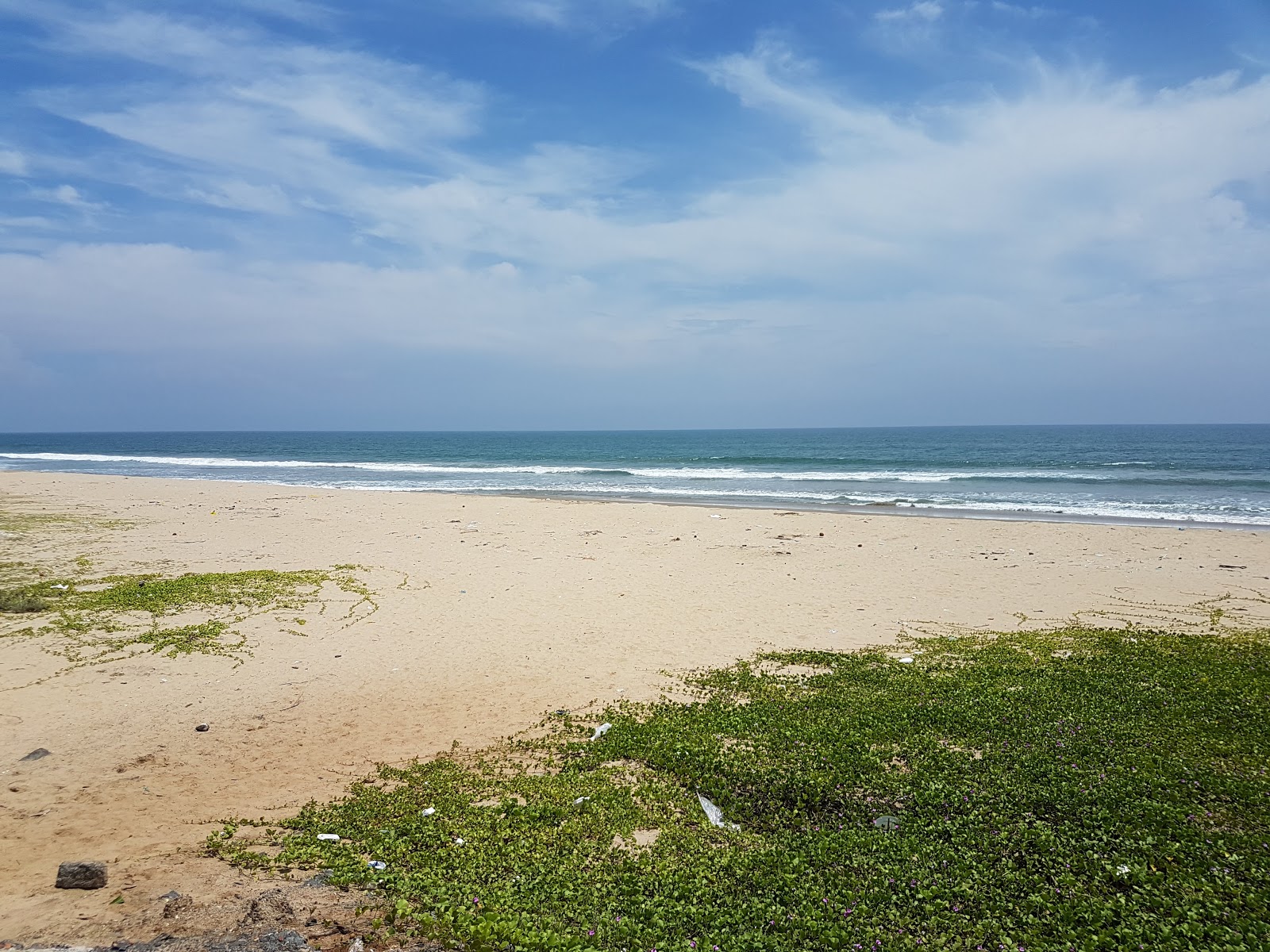 Thirtavari Beach的照片 带有明亮的沙子表面