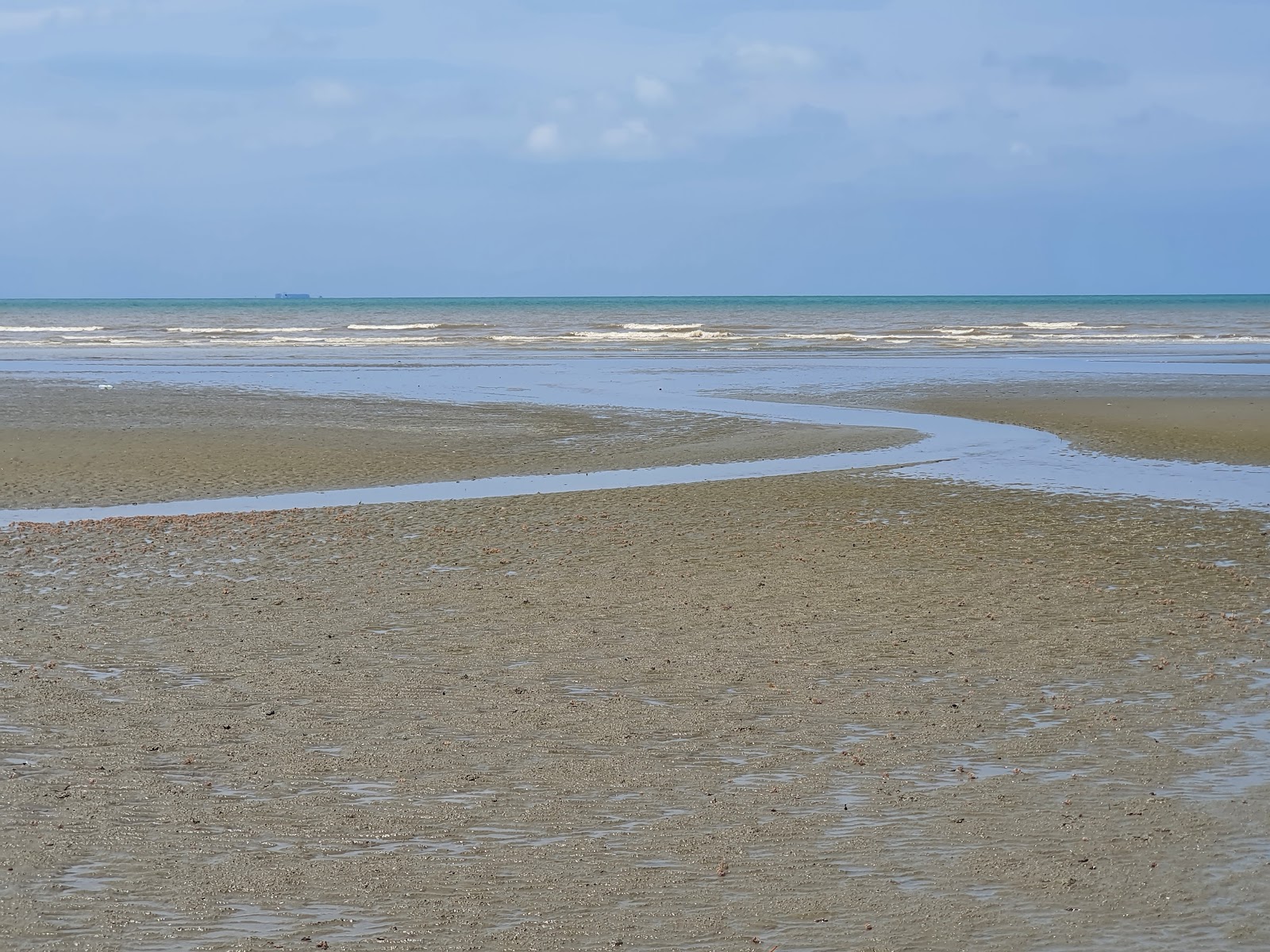 Tanjung Sepat Beach的照片 带有碧绿色水表面