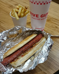 Hot-dog du Restaurant de hamburgers Five Guys à Paris - n°12