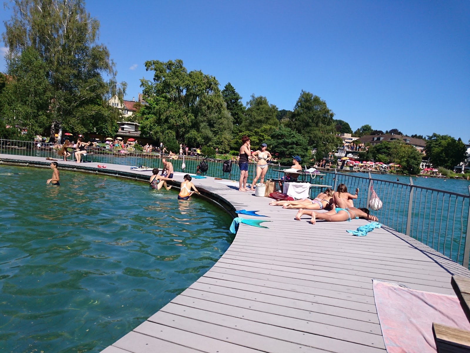 Foto van Strandbad Tiefenbrunnen met ruim strand