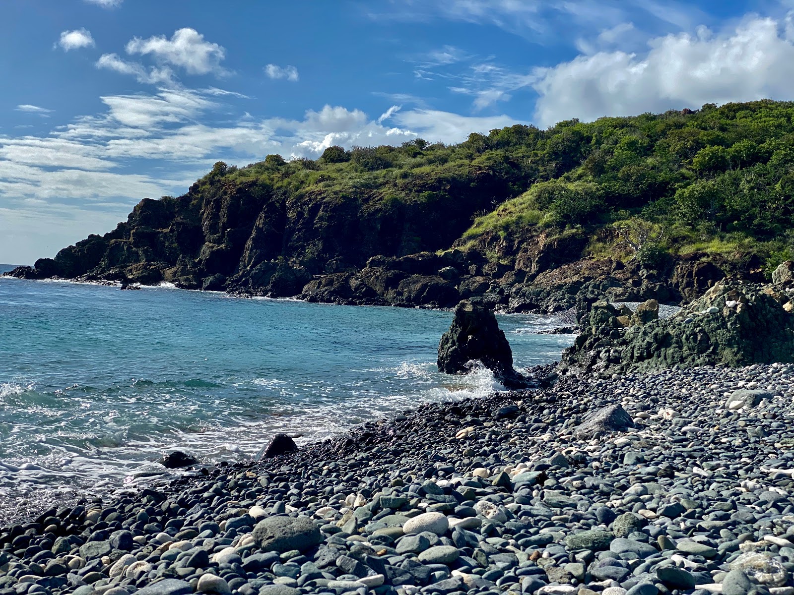 Photo de Blue Cobblestone beach protégé par des falaises